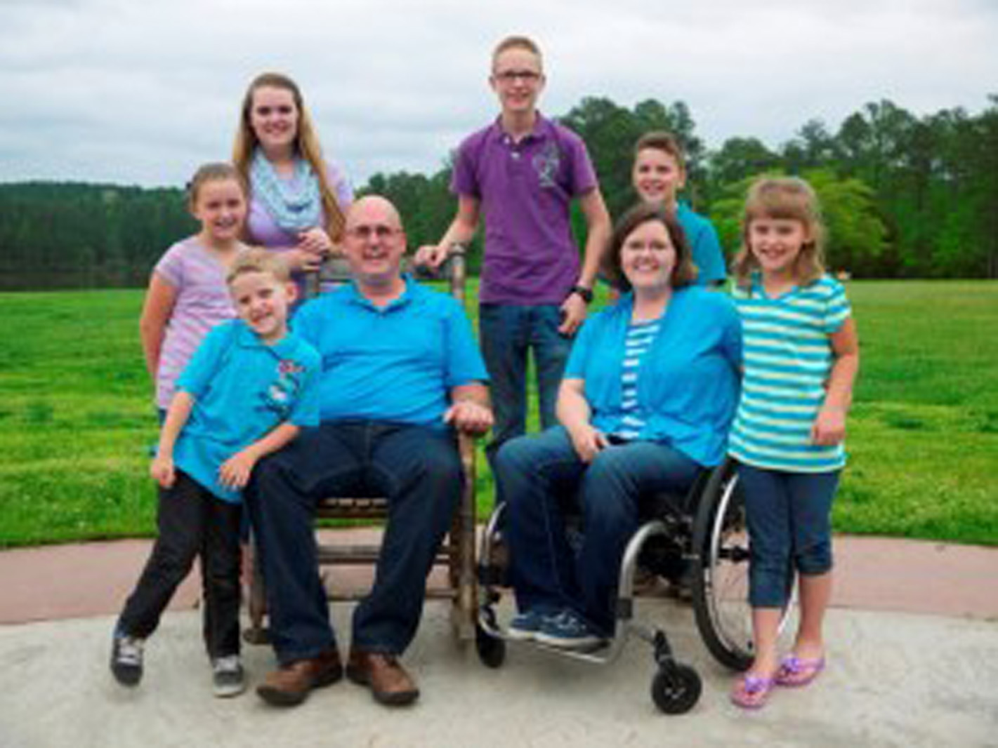 a paraplegic mom, her husband and their 6 kids