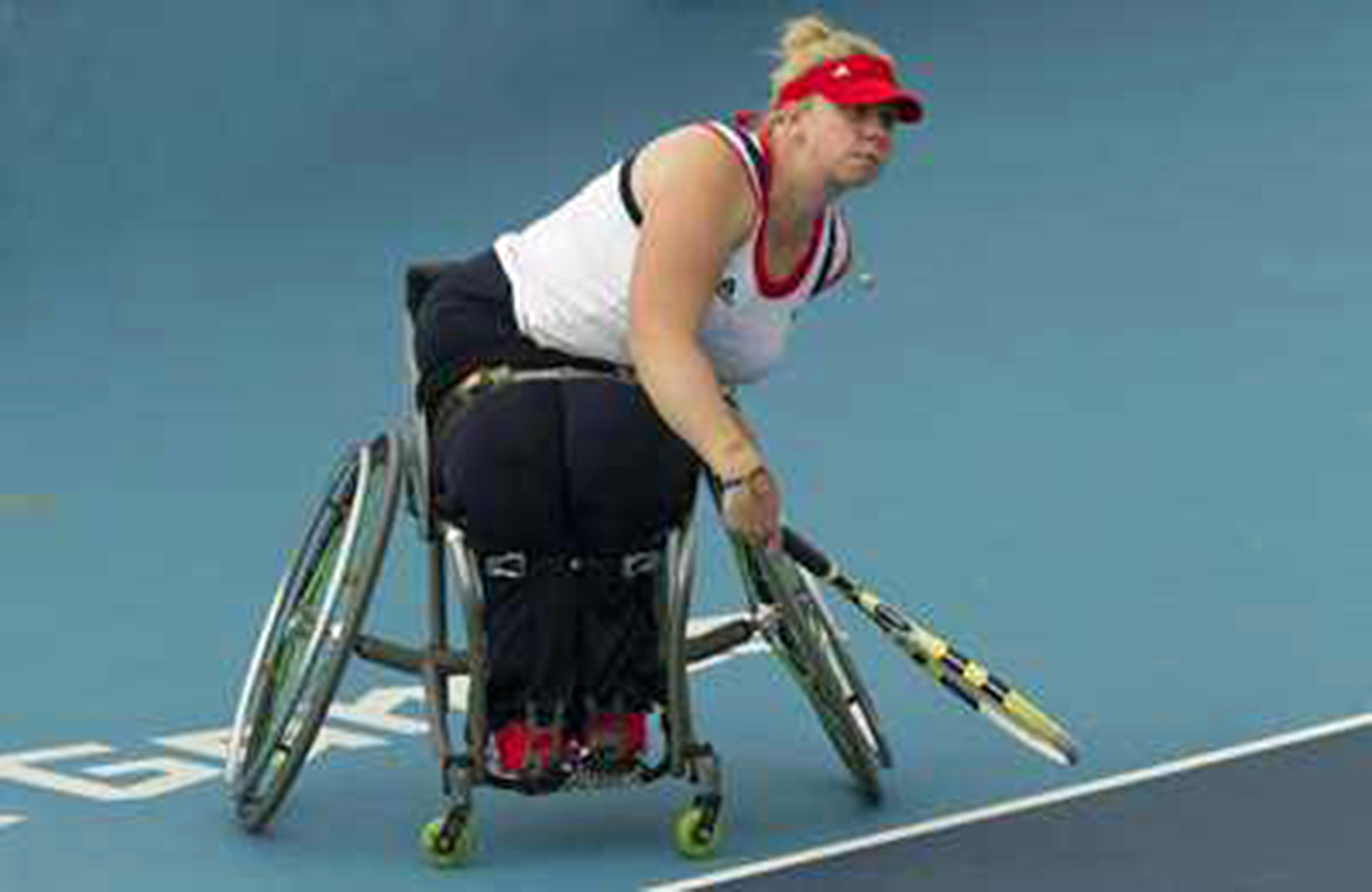 woman playing wheelchair tennis