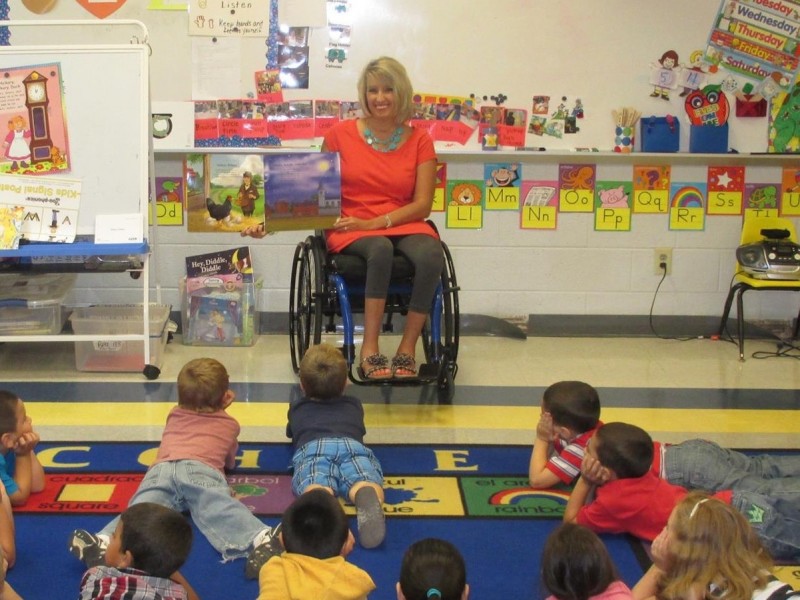 paraplegic teacher reads to her class