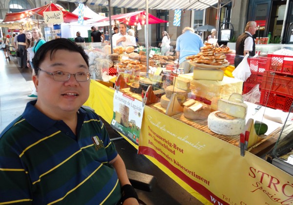 wheelchair user Gilbert Tan at a market