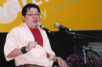 quadriplegic Gilbert Tan sings on stage