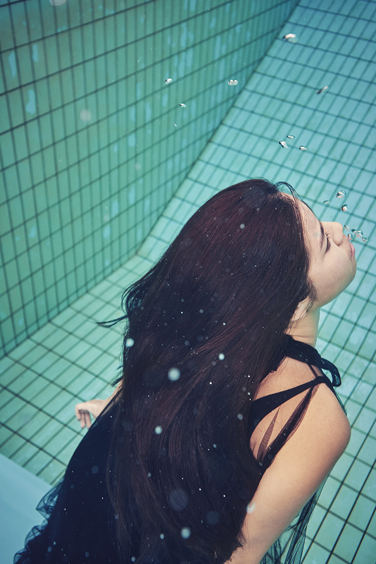 paralympian swimmer tries underwater modeling