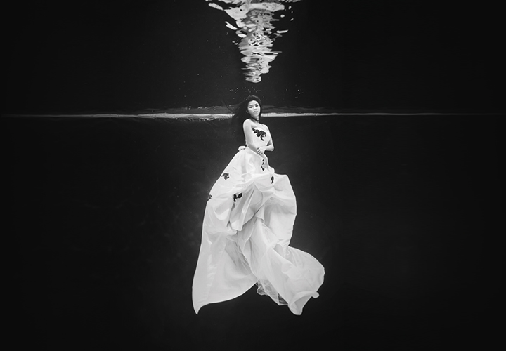 paralympian swimmer tries underwater modeling