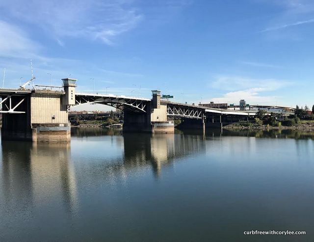 picture of bridge and williamette river 