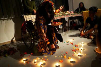 artist performs Che Siti 99