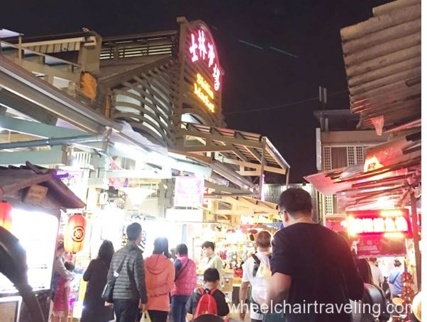 Picture of night life shopping center in Taipei 
