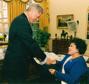 Elaine shaking hands with Pres Clinton in oval office